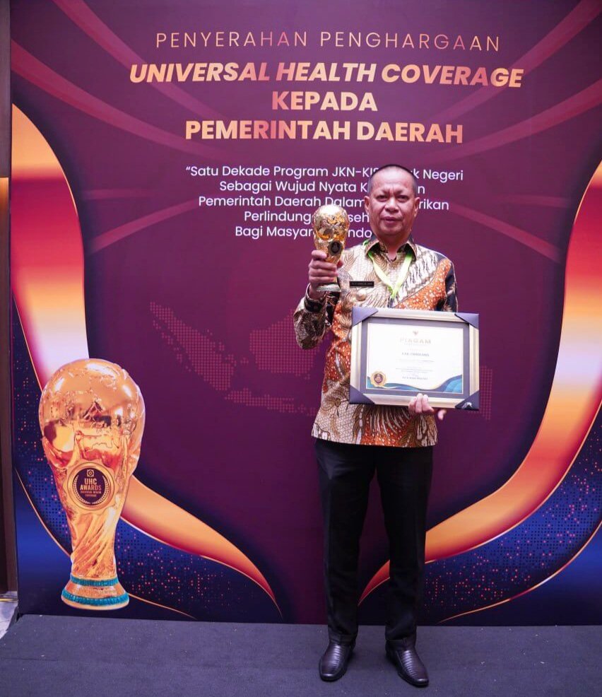 Pemerintah Daerah Kabupaten Enrekang menerima penghargaan bergengsi Universal Health Coverage (UHC) yang diberikan langsung oleh Wakil Presiden Republik Indonesia, KH. Ma'ruf Amin, pada Kamis, 8 Agustus 2024.