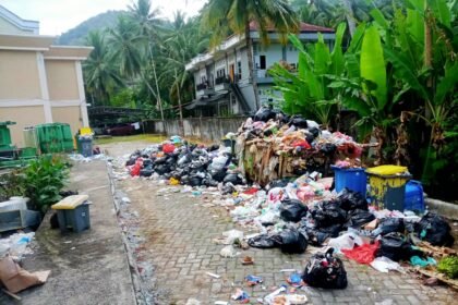 Bau sampah menyengat ganggu kesehatan pasien dan petugas di RSUD Massenrempulu, (25/8/2024).