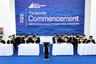 Universitas Islam Internasional Indonesia (UIII) menggelar wisuda bagi 98 mahasiswa program S2, yang digelar pada Kamis (29/08/2024) di Lecture Hall Rektorat, Kampus UIII Cimanggis, Depok, Jawa Barat.