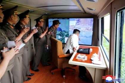 Kim Jong-un secara langsung mengawasi uji penembakan sistem peluncuran roket ganda (MLRS) kaliber 240 mm.