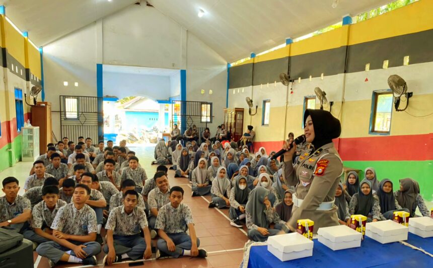 Kegiatan edukatif bertajuk “Polwan Goes To School” di SMU Negeri 3 Takalar pada Kamis, 29 Agustus 2024.