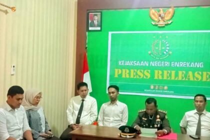 Kepala Kejaksaan Negeri Enrekang, Padeli, menyatakan rasa syukur dan kebanggaannya dalam konferensi pers yang digelar di ruang media center Kejaksaan.