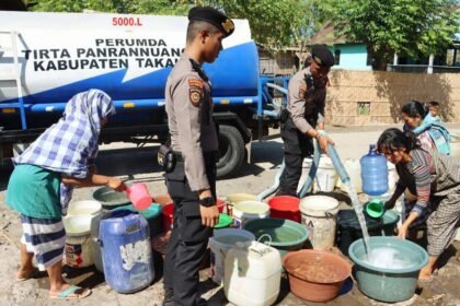 Polres Takalar bekerjasama dengan Perumda Tirta Panrannuangku segera turun tangan untuk menyalurkan bantuan air bersih kepada warga yang terdampak.