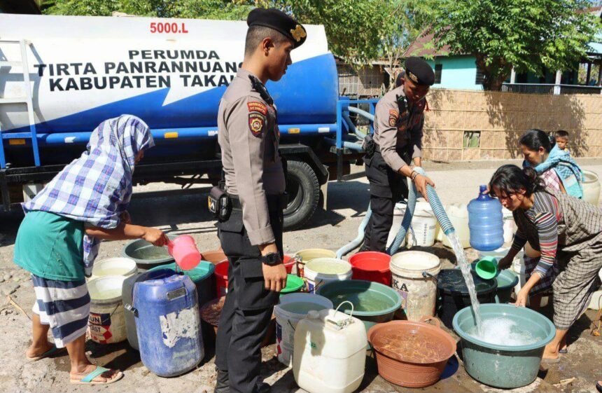 Polres Takalar bekerjasama dengan Perumda Tirta Panrannuangku segera turun tangan untuk menyalurkan bantuan air bersih kepada warga yang terdampak.