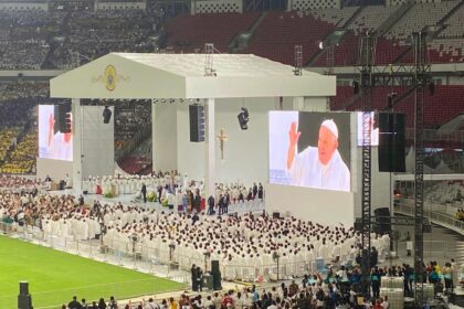 Paus Fransiskus di hadapan 86.000 umat yang memadati Stadion Utama Gelora Bung Karno dan Stadion Madya, Kamis (5/9/2024).