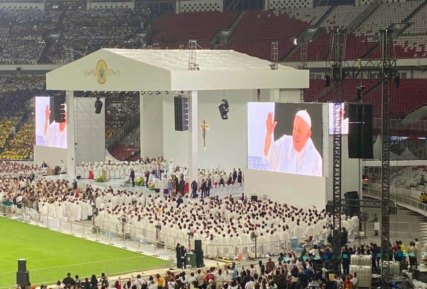 Paus Fransiskus di hadapan 86.000 umat yang memadati Stadion Utama Gelora Bung Karno dan Stadion Madya, Kamis (5/9/2024).