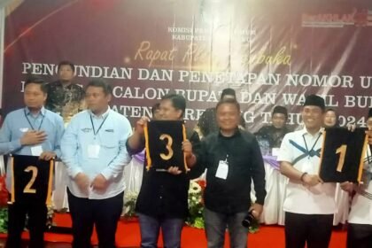 Tiga pasangan calon Bupati dan Wakil Bupati yang bersaing dalam Pilkada 2024 resmi mendapatkan nomor urut masing-masing.