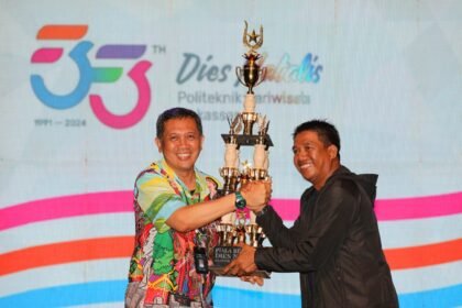 Direktur Poltekpar Makassar menyerahkan piala bergilir Porseni Poltekpar Makassar kepada Ketua Prodi Pengelolaan Konvensi dan Acara selaku Juara Umum Porseni Poltekpar Makassar Tahun 2024