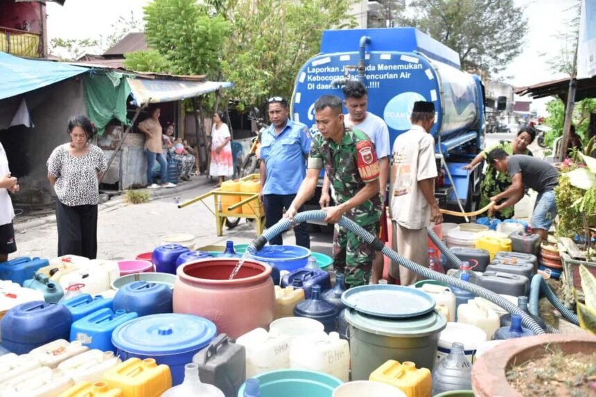 TNI distribusikan air bersih hingga ke pelosok.