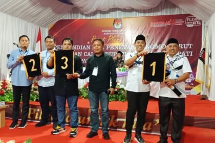 Pengundian nomor urut calon bupati dan wakil bupati Enrekang 2024, (23/9/2024).