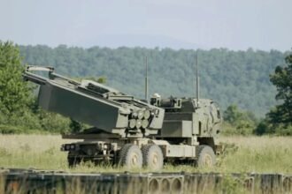 Sistem peluncur roket HIMARS.