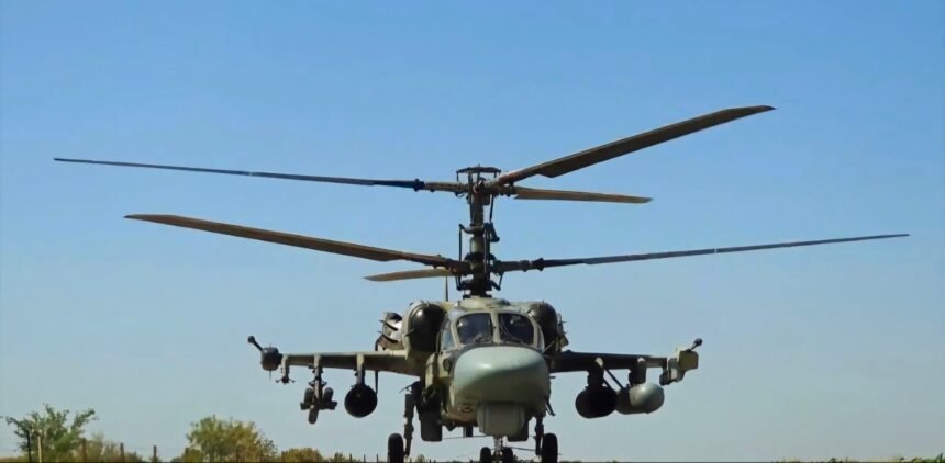 Serangan udara helikopter Ka-52 tentara Rusia hancurkan kendaraan lapis baja Ukraina di wilayah perbatasan Kursk, (30/9/2024).