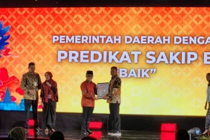 Pemerintah Kabupaten Enrekang meraih penghargaan atas hasil evaluasi Sistem Akuntabilitas Kinerja Instansi Pemerintah (SAKIP) dengan kategori B (Baik) di Jakarta, (2/10/2024).