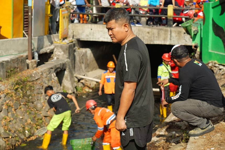 Camat Mamajang pimpin kerja bakti di kanal Asrama Dwipayana, (5/10/2024). (dok. kec. mamajang/ho/mediapesan)