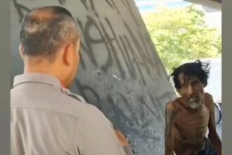 Seorang pria tua terbaring lemah di bawah jembatan flyover, tampak kelelahan dan sakit, Kapolrestabes Makassar, Kombes Pol. Dr. Mokhamad Ngajib, S.I.K, M.H., beri bantuan, (8/10/2024). 