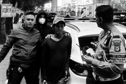 Beberapa 'Pak Ogah' (pengatur jalan ilegal) di Makassar diamankan polisi di kawasan Jalan Andi Pettarani, Makassar, Oktober 2024.