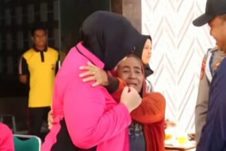 Ibu Sri tampak terharu dan tak mampu menahan tangis bahagianya diberi hadiah umroh pada kegiatan Jumat Berkah di Polrestabes Makassar, Jumat (11/10/2024).