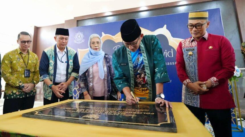 Menteri Pariwisata dan Ekonomi Kreatif, Sandiaga Salahudin Uno, meresmikan Masjid Ar-Rasyid di Kampus Politeknik Pariwisata (Poltekpar) Makassar, Sabtu (12/10/2024).