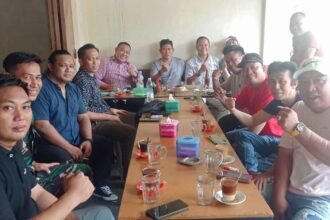 Suasana diskusi santai di Warkop Makassar, (15/10/2024). (baramks)