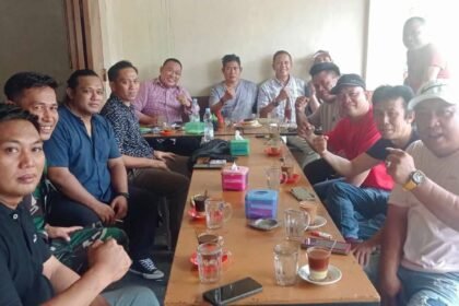 Suasana diskusi santai di Warkop Makassar, (15/10/2024). (baramks)