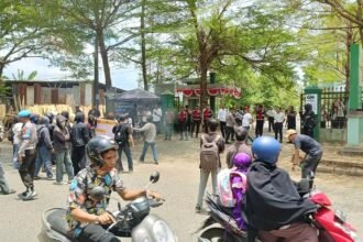 Aksi unjuk rasa di Kampus Patria Artha Jalan Tun Abdul Razak, Kelurahan Paccinongang, Kecamatan Somba Opu, Kabupaten Gowa, Senin (21/10/2024). 