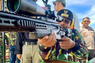 Penjabat Gubernur Aceh, Dr. H. Safrizal ZA, M.Si., berpartisipasi dalam Kejuaraan Menembak Kapolda Aceh Cup di Lapangan Tembak Korp Brimob Polda Aceh, Lamreh, Krueng Raya, Rabu (23/10/2024).