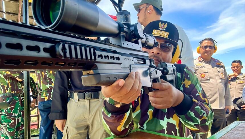 Penjabat Gubernur Aceh, Dr. H. Safrizal ZA, M.Si., berpartisipasi dalam Kejuaraan Menembak Kapolda Aceh Cup di Lapangan Tembak Korp Brimob Polda Aceh, Lamreh, Krueng Raya, Rabu (23/10/2024).