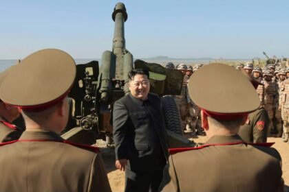 Kim Jong Un pimpin langsung latihan menembak taruna artileri, (6/10/2024). (kcna/ho)