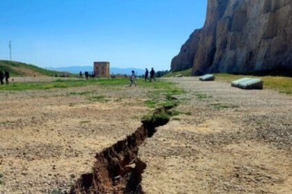 Fenomena penurunan tanah ini terlihat dalam bentuk retakan besar yang mana lokasi retakan tersebut sangat dekat dengan situs-situs bersejarah Iran yang diakui dunia, (17/10/2024). (tasnim/ho/mediapesan)