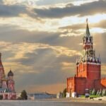 Lapangan Merah (Red Square) di Moskow, Rusia. Di sebelah kiri terlihat Katedral St. Basil dengan kubahnya yang berwarna-warni, sementara di sebelah kanan adalah Menara Spasskaya dari Kremlin Moskow, yang memiliki jam besar ikonik. Lapangan Merah adalah salah satu tempat paling terkenal di Rusia dan menjadi pusat berbagai acara nasional serta objek wisata populer. (geopolitics_live/ho/mediapesan)