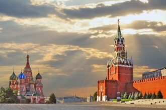 Lapangan Merah (Red Square) di Moskow, Rusia. Di sebelah kiri terlihat Katedral St. Basil dengan kubahnya yang berwarna-warni, sementara di sebelah kanan adalah Menara Spasskaya dari Kremlin Moskow, yang memiliki jam besar ikonik. Lapangan Merah adalah salah satu tempat paling terkenal di Rusia dan menjadi pusat berbagai acara nasional serta objek wisata populer. (geopolitics_live/ho/mediapesan)