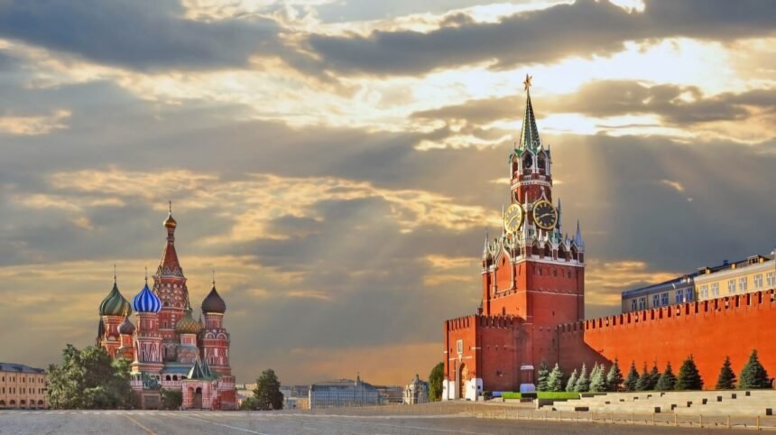 Lapangan Merah (Red Square) di Moskow, Rusia. Di sebelah kiri terlihat Katedral St. Basil dengan kubahnya yang berwarna-warni, sementara di sebelah kanan adalah Menara Spasskaya dari Kremlin Moskow, yang memiliki jam besar ikonik. Lapangan Merah adalah salah satu tempat paling terkenal di Rusia dan menjadi pusat berbagai acara nasional serta objek wisata populer. (geopolitics_live/ho/mediapesan)