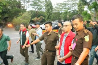 Direktur Utama PT INKA ditahan Kejati Jatim terkait dugaan korupsi proyek, (01/10/2024).