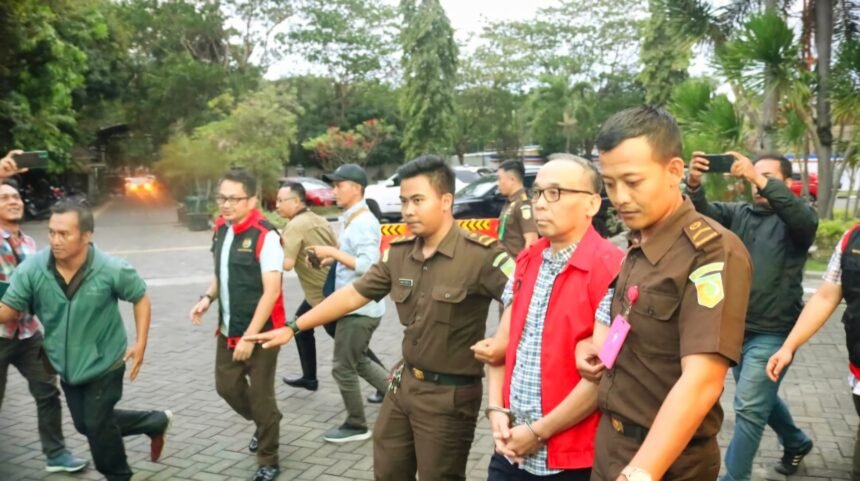 Direktur Utama PT INKA ditahan Kejati Jatim terkait dugaan korupsi proyek, (01/10/2024).