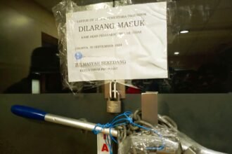 Kontroversi di Gedung Dewan Pers: Kantor ini untuk sementara digembok "Dilarang Masuk" akan pidanakan jika dirusak.