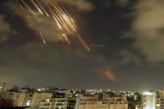 Serangan rudal Iran seperti terlihat di Ashkelon, Israel, (1/10/2024). (rts/ho)