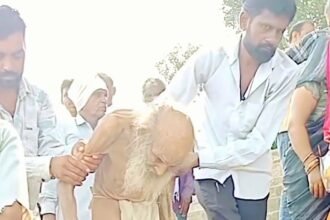 Siaram Baba, seorang pertapa berusia 111 tahun dibawa keluar dari gua di India, (4/10/2024). (rooraast/ho)
