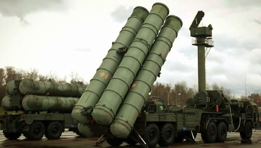 Sistem pertahanan udara canggih Rusia S-400. (@GlobeEyeNews/ho)