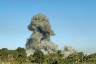 Suara dentuman keras dan asap tebal membumbung dari desa-desa Tyre, Lebanon Selatan yang diserang oleh pesawat pendudukan, (20/10/2024). (qudsn/ho)