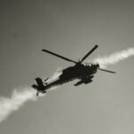 Helikopter Apache Israel menembakkan rudal. (ap/ho/mediapesan)