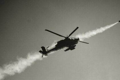 Helikopter Apache Israel menembakkan rudal. (ap/ho/mediapesan)