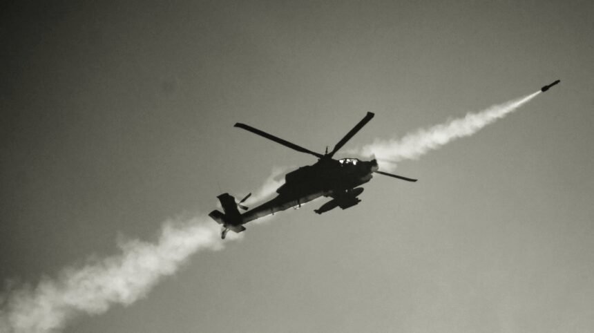 Helikopter Apache Israel menembakkan rudal. (ap/ho/mediapesan)