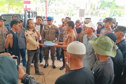 Massa Libas geruduk Kantor Bupati Enrekang, Jalan Jenderal Sudirman, Pinang, Kelurahan Leoran, Kecamatan Enrekang, (5/11/2024).