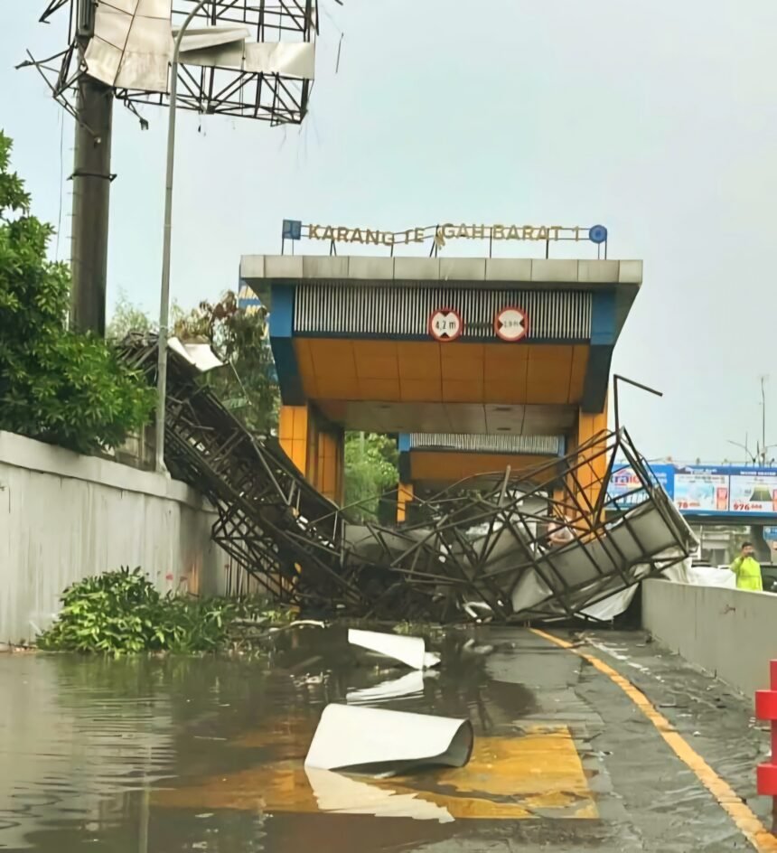 Billboard roboh, akses tol Karang Tengah Barat 1 ditutup sementara. (Sumber: IG @infogreenlakecity)