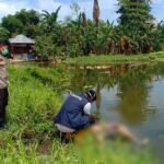 Mayat tanpa identitas ditemukan mengapung di empang, polisi lakukan penyelidikan, (11/11/2024).