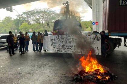 Aksi demonstrasi dari Komite Jejaring Advokasi Masyarakat (KEJAM) digelar di sekitar Play Over Makassar, (12/11/2024).