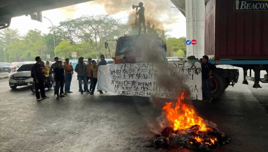 Aksi demonstrasi dari Komite Jejaring Advokasi Masyarakat (KEJAM) digelar di sekitar Play Over Makassar, (12/11/2024).