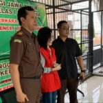 Kejati Jatim pindahkan tersangka kasus suap ke Kejagung, Kamis (14/11/2024). (tim)