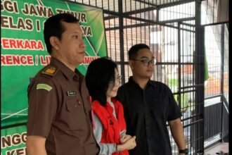 Kejati Jatim pindahkan tersangka kasus suap ke Kejagung, Kamis (14/11/2024). (tim)