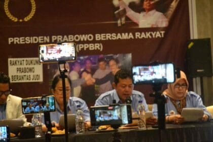 Kelompok aktivis yang tergabung dalam Presiden Prabowo Bersama Rakyat (PPBR) mengungkap temuan mengejutkan terkait legalitas perjudian di Indonesia, (16/11/2024). (tim)